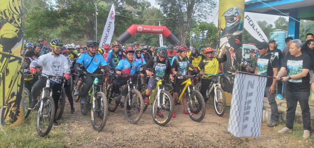 Pemprov melalui Dispora Kalsel secara resmi melepas peserta Gowes Explore Riam Kanan, Minggu (22/9/24). Foto: Donny untuk lenterakalimantan.com