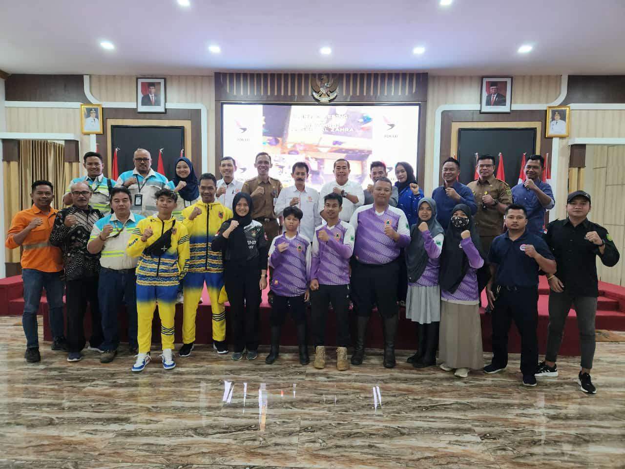 Kadisporapar, Abdul Halim dan Ketua Koni Tabalong, Rahmadi Amir foto bersama para atlet yang dilepas. Foto: JM/lenterakalimantan.com