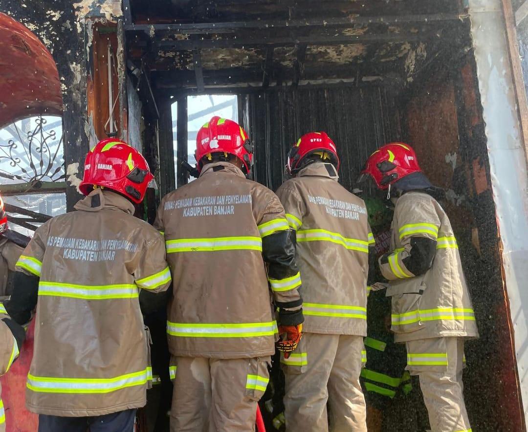 Personel DPKP Kabupaten Banjar lakukan pendinginan pada bangunan gudang, Selasa (3/9/24). Foto : DPKP Kabupaten Banjar.