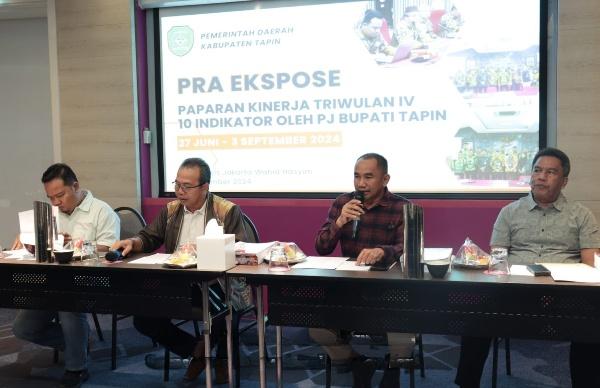 Pj Bupati Tapin, Muhammad Syarifuddin, M.Pd., didampingi oleh jajaran pejabat di lingkungan Pemkab Tapin, memaparkan kinerja triwulan IV yang dilaksanakan di Hotel Aloft, Jakarta Pusat, Senin (2/9/2024)