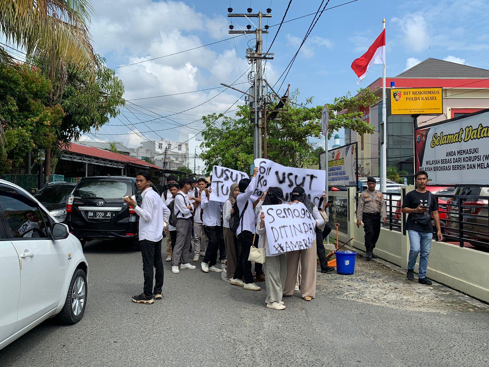 Puluhan Mahasiswa yang tergabung dalam Aliansi Mahasiswa untuk Rakyat dan Demokrasi (AMARAH) saat menggelar aksi unjuk rasa di halaman Gedung Ditreskrimsus Polda Kalsel, Rabu (4/9/2024). Foto: Ikhsan/lenterakalimantan.com