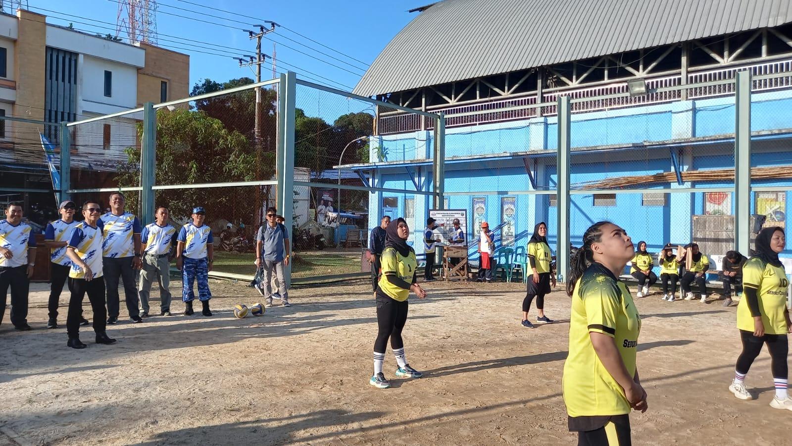 Pembukaan kejuaraan bola voli bupati cup bersama sekda dan muspida di lapangan bola voli saijaan Kotabaru. Foto: Putri/lenterakalimantan.com