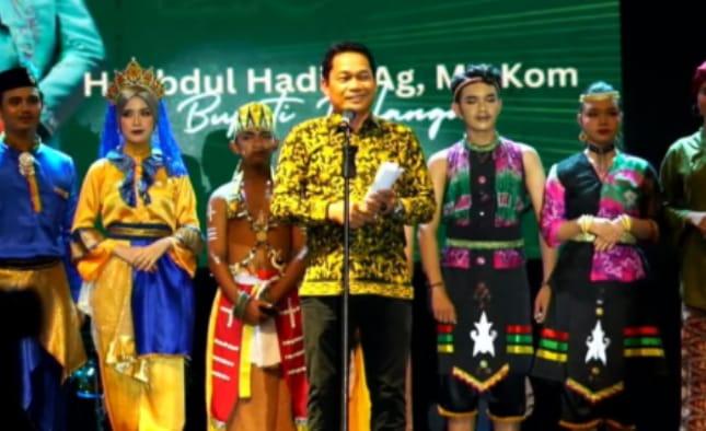 Bupati Balangan Abdul Hadi, saat menutup kegiatan Festival Budaya Banua Sanggam II (FBBS) 2024 di Lapangan Martasura, Paringin, Balangan, Jumat (7/9/2024) malam. Foto: MC Balangan