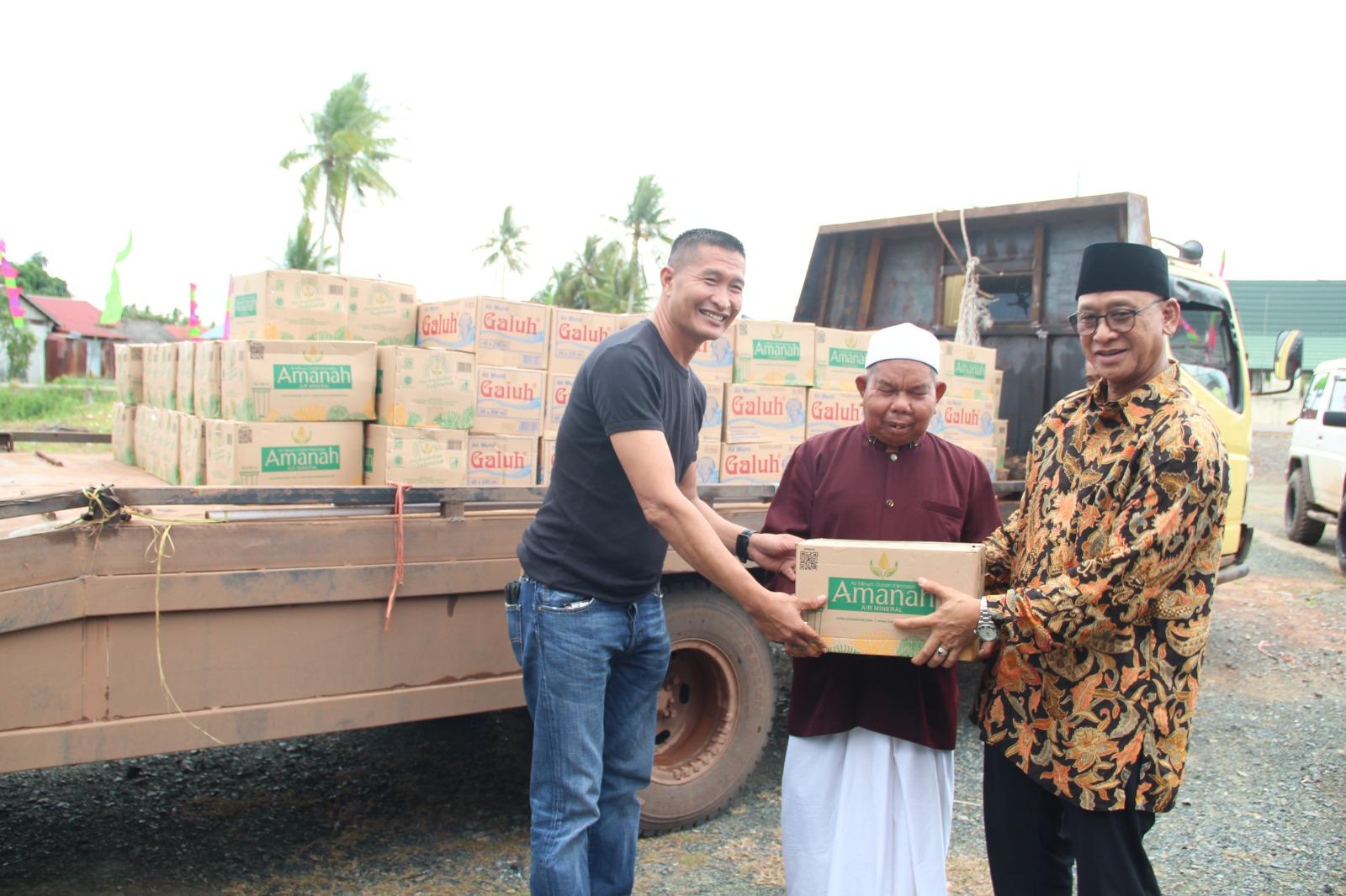 Relawan RaZa, H. Iriansyah dan Edo serahkan 150 dus air mineral untuk haul ke-82 Habib Abdullah bin Habib Alwy Bahasyim. Foto: Asep/lenterakalimantan.com