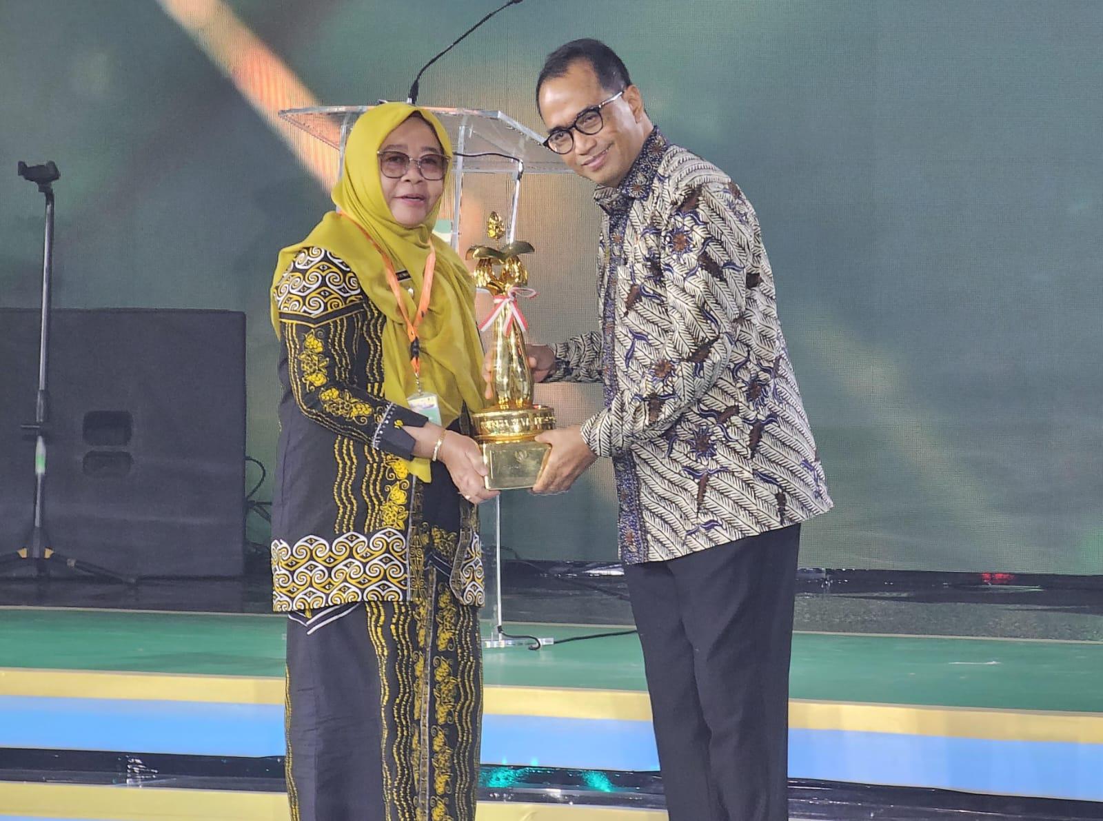 Penjabat Bupati Tabalong. Hj Hamida Munawarah menerima piala penghargaan WTN dari Menteri Perhubungan, Budi Karya Sumadi. Foto: Diskominfo Tabalong