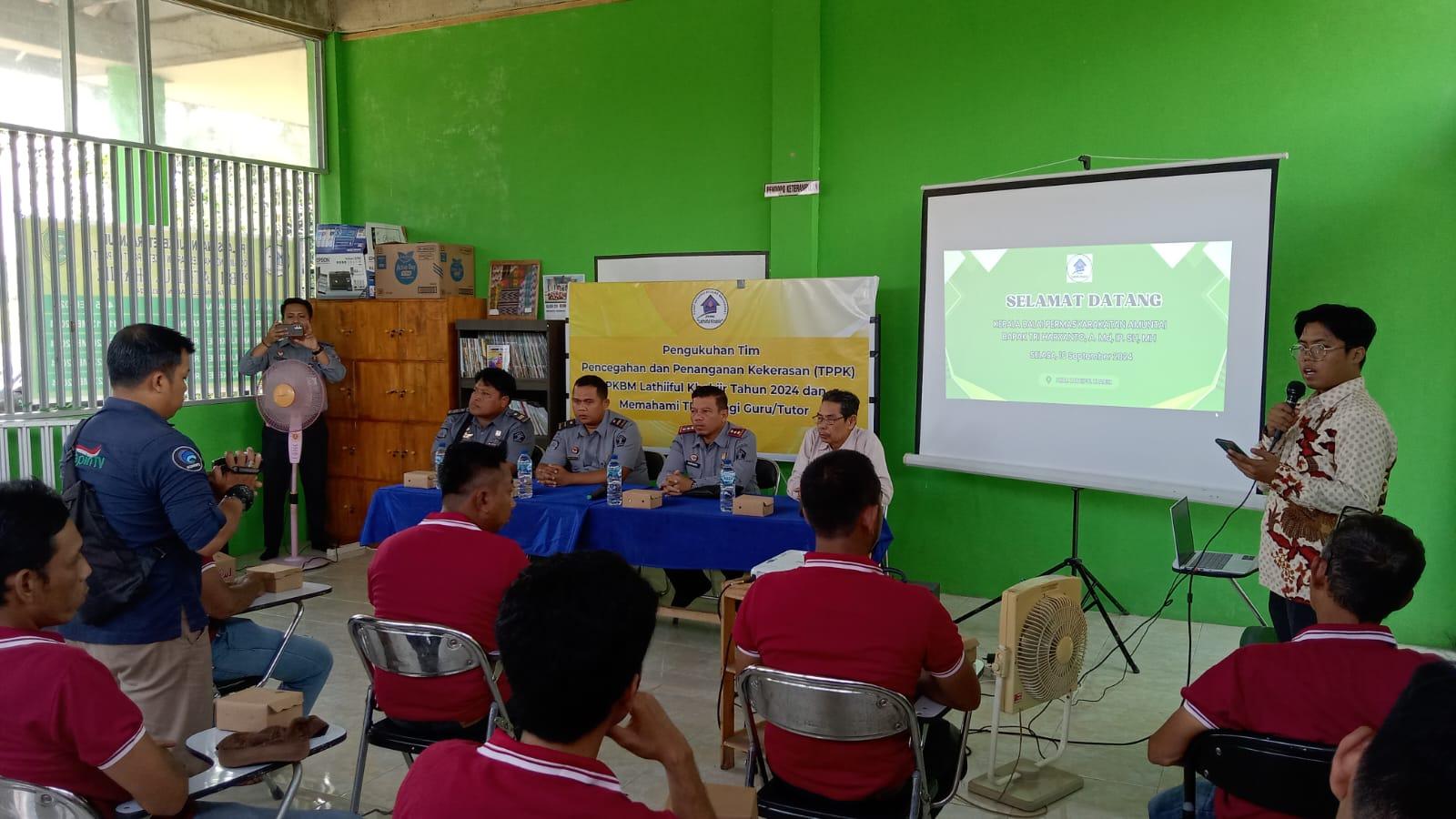 Suasana kunjungan silaturahmi Kepala Balai Pemasyarakatan Amuntai di PKBM Lathiiful Khabiir.