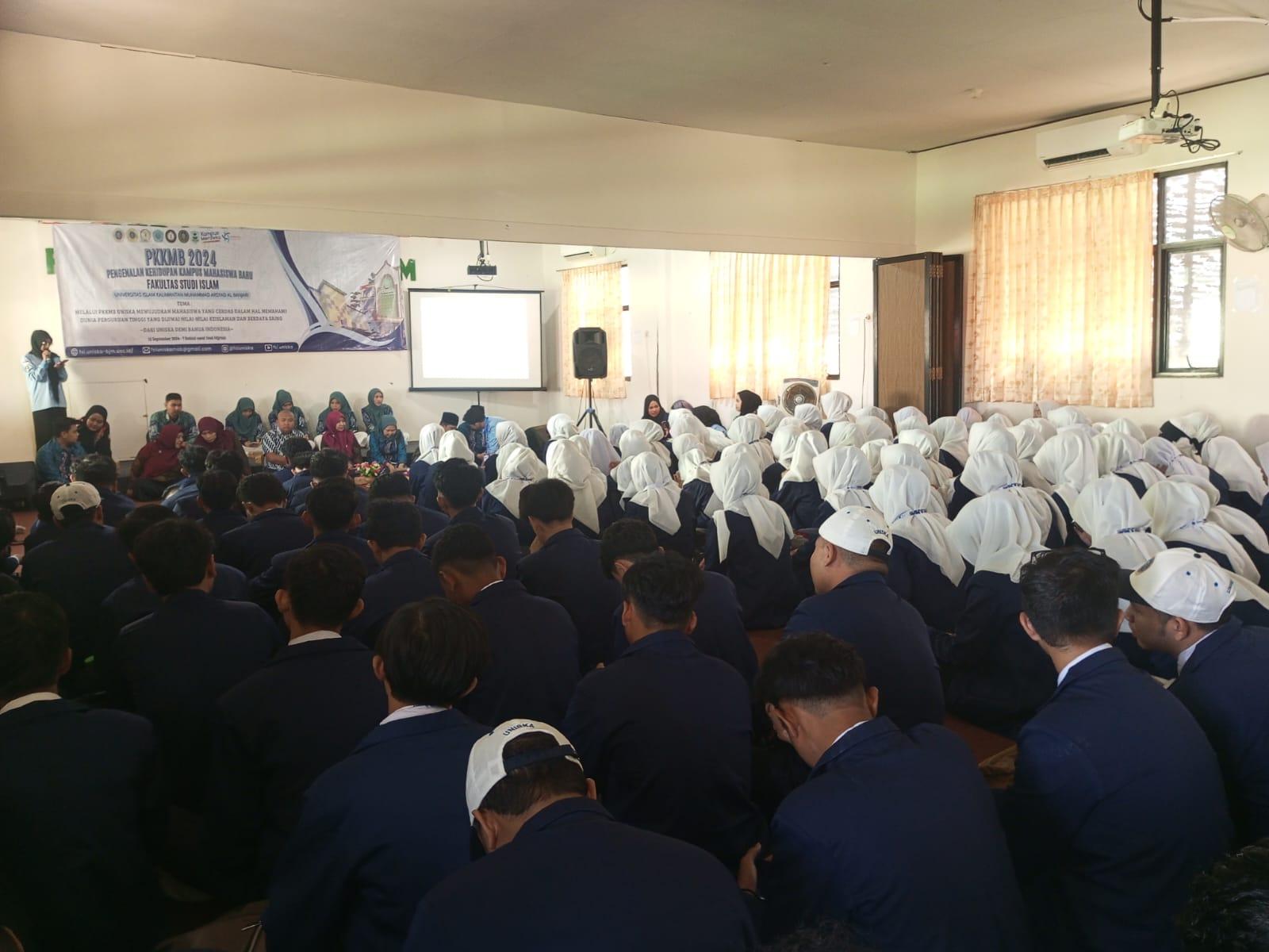 Seluruh mahasiswa baru FSI Uniska saat mendengarkan pemaparan pengenalan terkait birokrasi fakultas yang berlangsung di Gedung E lantai 4 Kampus Uniska Banjarmasin. Foto: Arsyad/lenterakalimantan.com