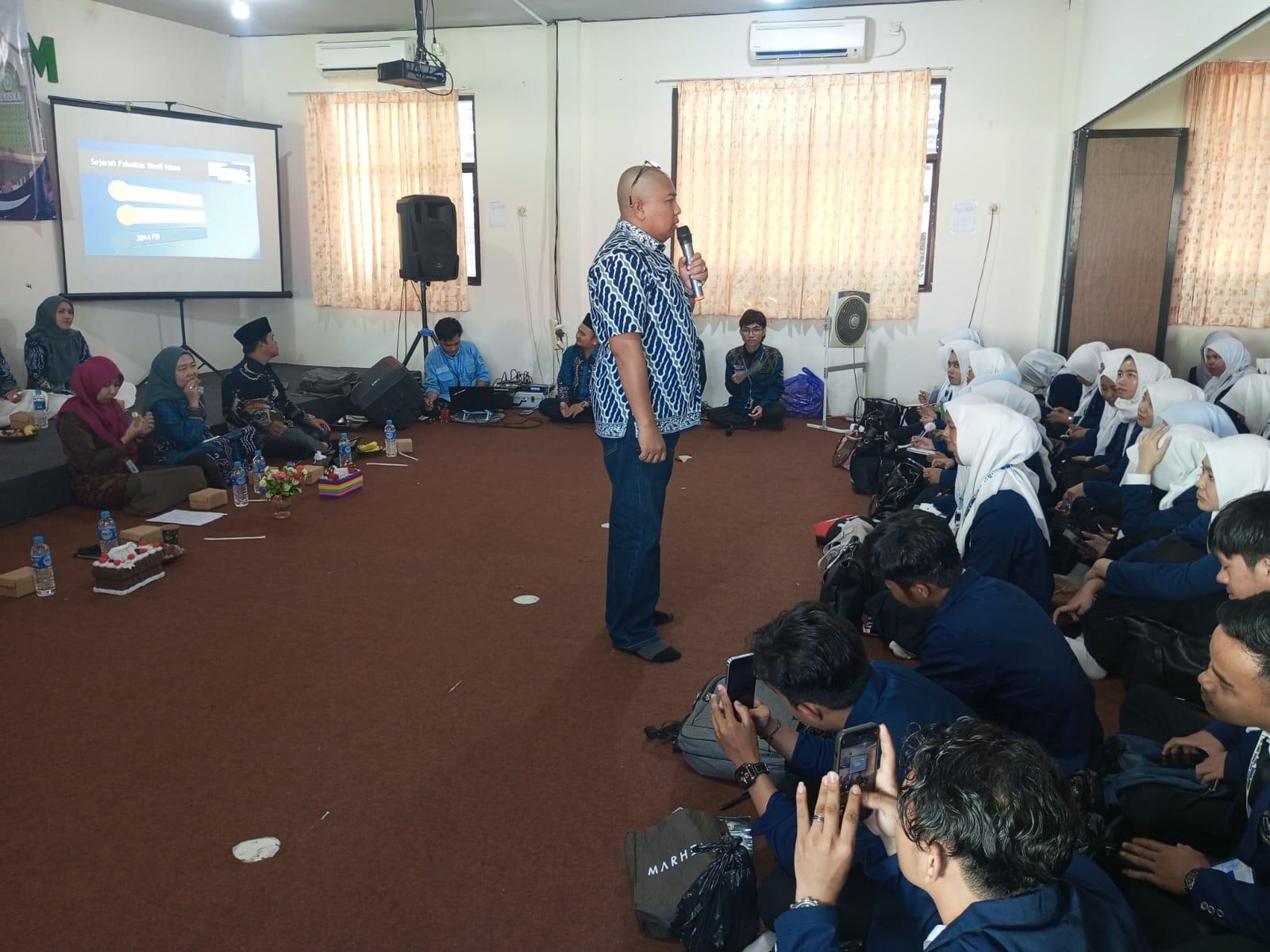 Dekan Fakultas Studi Islam, Akhmad Khulaify, SHI.,M. Si saat memaparkan birokrasi Fakultas Studi Islam (FSI) Uniska MAB Banjarmasin. Foto: Arsyad/lenterakalimantan.com