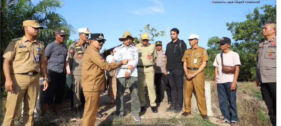 Pj Bupati Tanah Laut H Syamsir Rahman melakukan sidak ke lokasi lokasi penambangan berlian tanpa izin di wilayah Dusun II Desa Banyu Irang, Kecamatan Bati-Bati, Selasa (10/9/2024). Foto: Diskominfo Tala