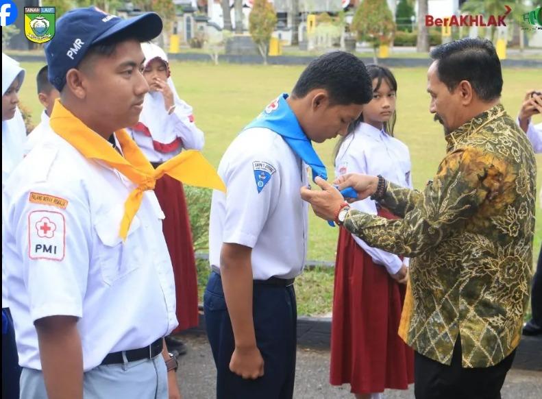 Penjabat (Pj) Bupati Tanah Laut (Tala), H. Syamsir Rahman resmi melepas sebanyak 42 kontingen Tala untuk mengikuti kegiatan Jumbara (Jumpa, Bakti dan Gembira) PMR III Tingkat Provinsi Kalimantan Selatan (Kalsel) di Halaman Kantor Bupati setempat pada Kamis (12/9/2024). Foto: Diskominfo Tala