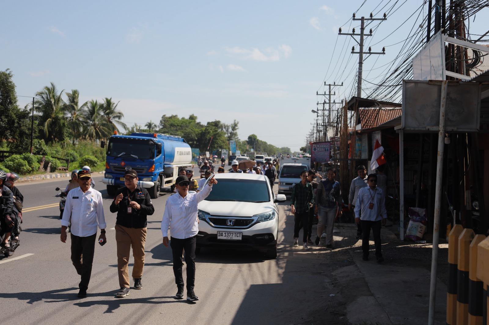 epala Keasistenan Pemeriksaan Laporan Ombudsman RI Perwakilan Kalsel, Muhammad Firhansyah, S.H., M.Kom., M.AP bersama tim Pemkab Batola saat peninjauan lapangan mengenai kesemrawutan kabel telekomunikasi/fiber optic di Jalan Trans Kalimantan, Handil Bakti Kecamatan Alalak