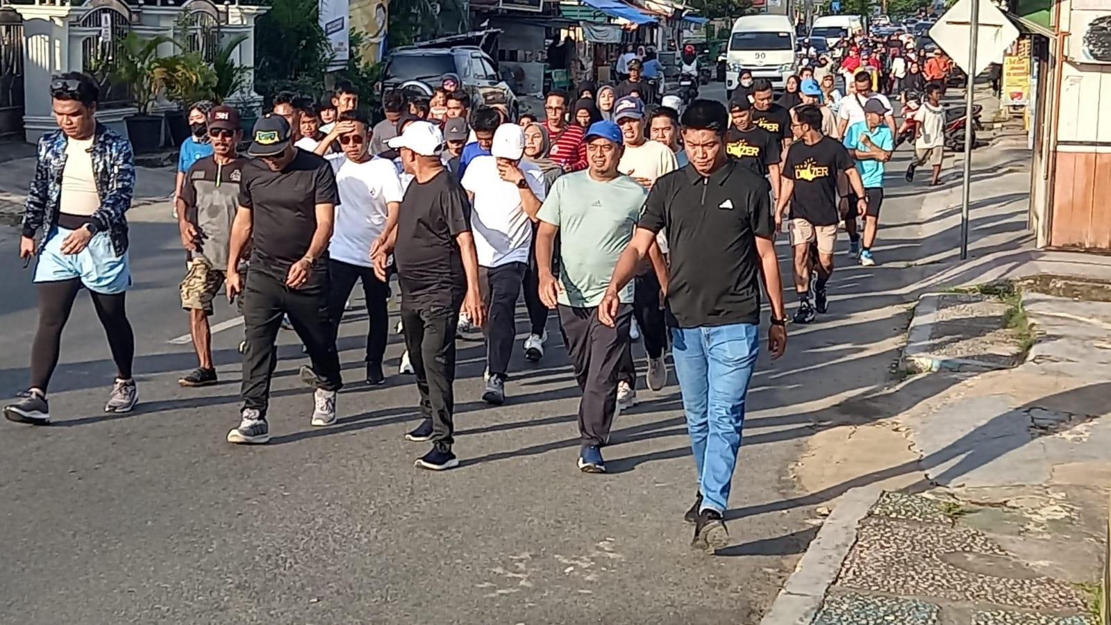 Pasangan Calon Bupati dan Wakil Bupati Kotabaru, H. Rusli - Syairi Mukhlis ikut jogging sore di cara Saijaan Youthfest Kotabaru, Sabtu (14/9/24). Foto: Putri/lenterakalimantan.com
