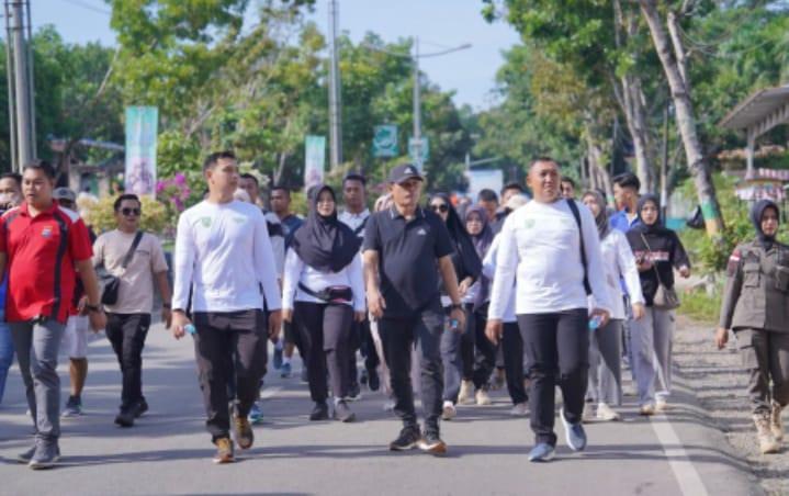 Bupati Balangan, Abdul Hadi (tengah) bersama jajaran Forkopimda Balangan yakni Wakapolres Balangan, Komandan Kodim 1001/HSU-Balangan, bersama ribuan warga ikuti jalan sehat pada di Festival Balangan 2024. Foto: MC Balangan