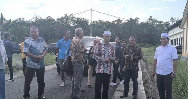 Bupati Balangan Abdul Hadi beserta Rektor ULM Prof Ahmad Alim Bachri dan jajaran, meninjau lokasi rencana pembangunan PSDKU ULM di Kabupaten Balangan. Foto: Forkopimda Balangan