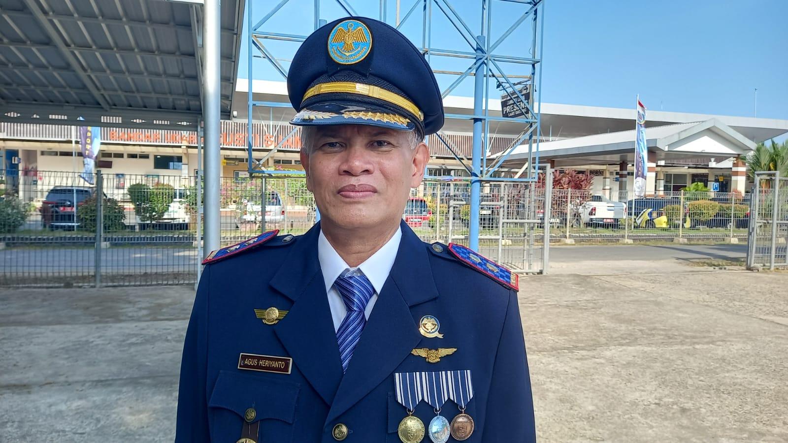 Kepala UPBU Kelas II Gusti Syamsir Alam Stagen, Kotabaru, Agus Hariyanto, saat selesai upacara Hari Perhubungan Nasional. Foto: Putri/lenterakalimantan.com