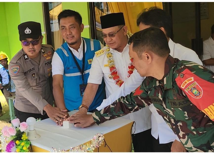 Bupati Kotabaru H Sayed Jafar, bersama maneger PT.PLN dalam acara peresmian listrik 24 jam