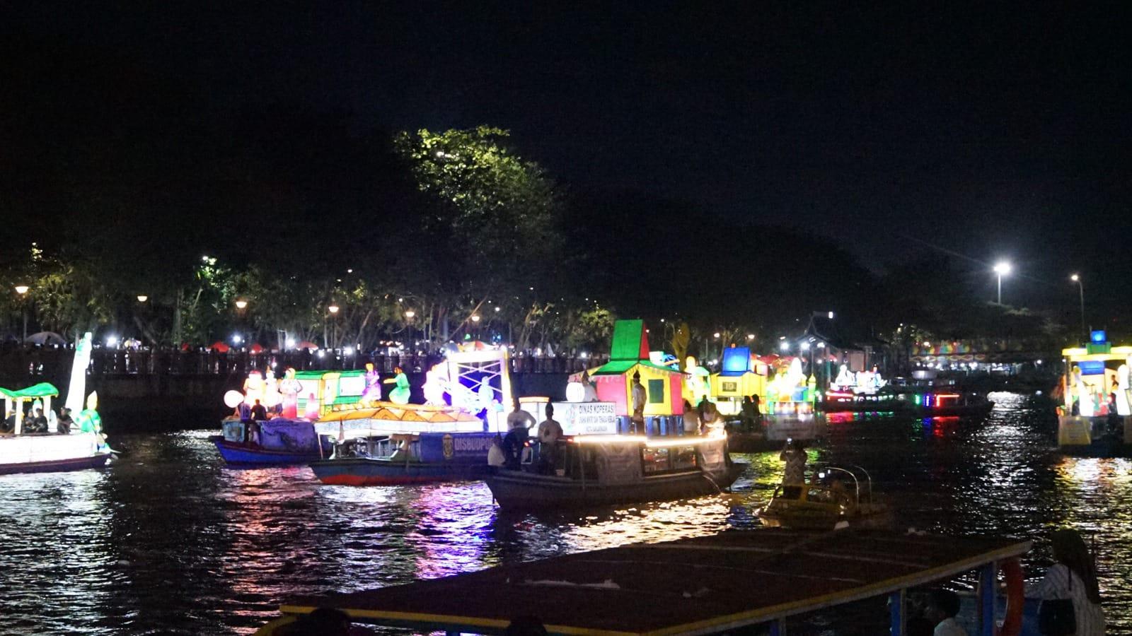 Gemerlap hiasan jukung warnai sungai Martapura dalam acara hari jadi Kota Banjarmasin ke-498. Foto: Humas Pemko Banjarmasin