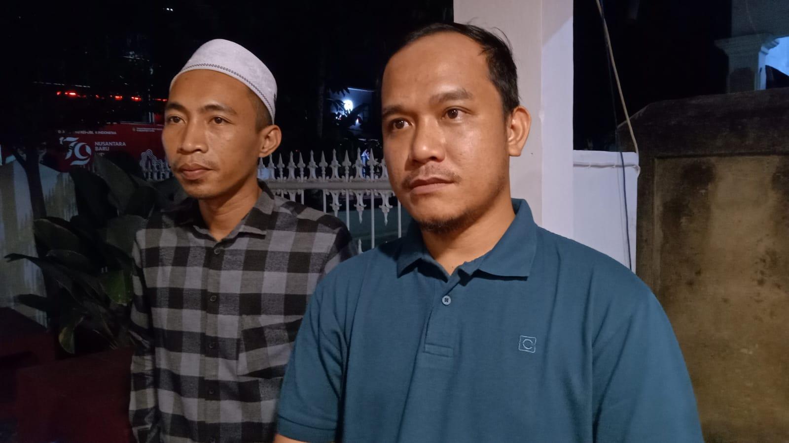 Ketua Bawaslu Tapin Abid Fikasi G bersama Komisioner Fadzlur Rahman saat di wawancara awak media.