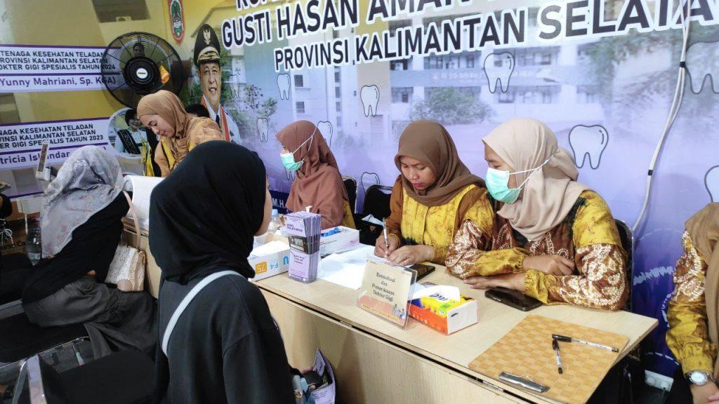 Teks Foto: RSGM Gusti Hasan Aman buka pelayanan gratis untuk pengunjung dan masyarakat di acara Kalsel Expo 2024 di Banjarbaru. Foto: Humas RSGM