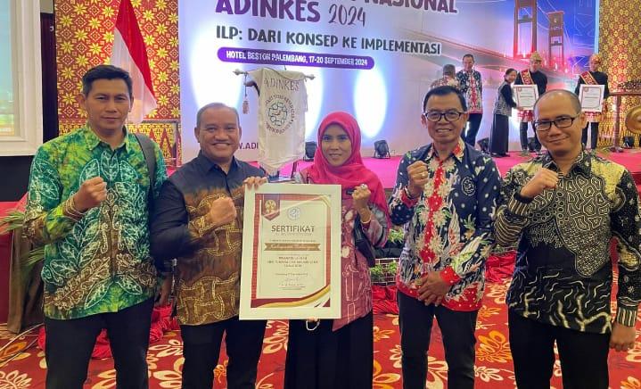 Plt Kepala Dinas Kesehatan Balangan, Ahmad Sauki menerima penghargaan dari Asosiasi Dinas Kesehatan Seluruh Indonesia (Adinkes) atas keberhasilannya dalam pencegahan, dan penanggulangan penyakit. Foto: Kadinkes Balangan