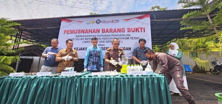 Sejumlah Barang Bukti Pengungkapan Tindak Pidana Selama 3 Bulan Terakhir Dimusnahkan oleh Kejari Balangan, Kamis (19/9/2024). Foto: Humas Polres Balangan