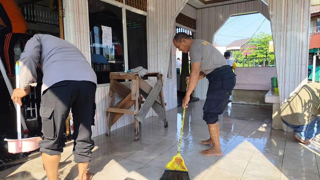Jajaran Polsek Banjarmasin Tengah gotong royong membersihkan Musala At Taqwa dalam rangka peringatan Maulid Nabi Muhammad SAW 1446 H, Jumat (20/9/24). Foto: Humas Polsek