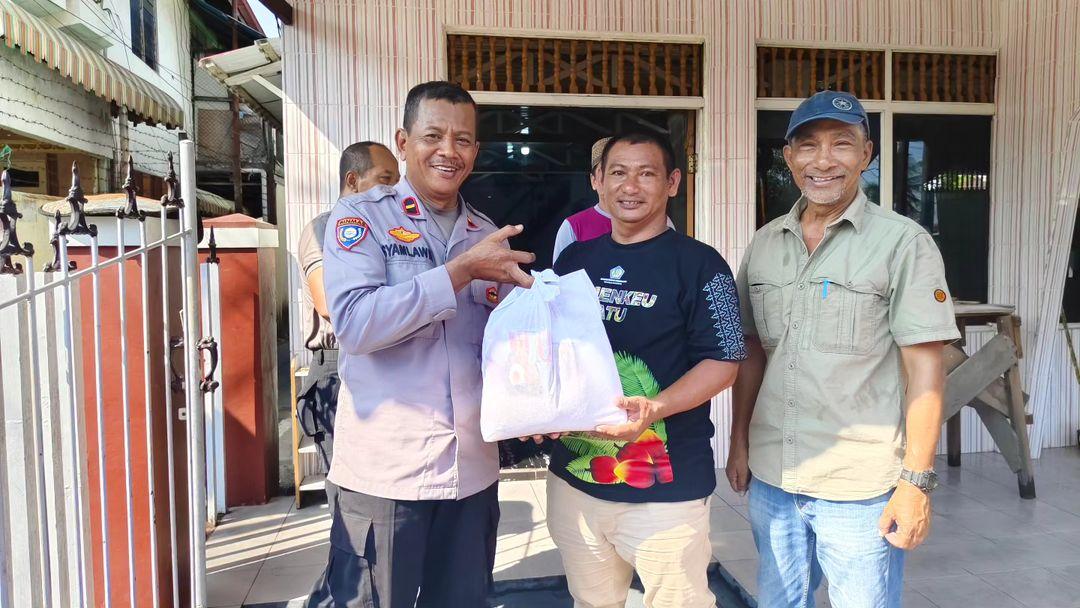 Anggota Polsek Banjarmasin Tengah serahkan bantuan ke Panti Asuhan Yatim-Dhuafa Rumah Harapan, Jalan Kapten Piere Tendean, Kelurahan Sungai Baru. Foto: Humas Polsek