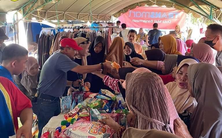 Penjabat (Pj) Bupati Tanah Laut (Tala), H Syamsir Rahman membuka operasi pasar murah ke-58 sepanjang 2024 yang berlokasi di Desa Kandangan Baru, Kecamatan Panyipatan pada Jumat (20/9/2024). Foto: Diskominfo Tala