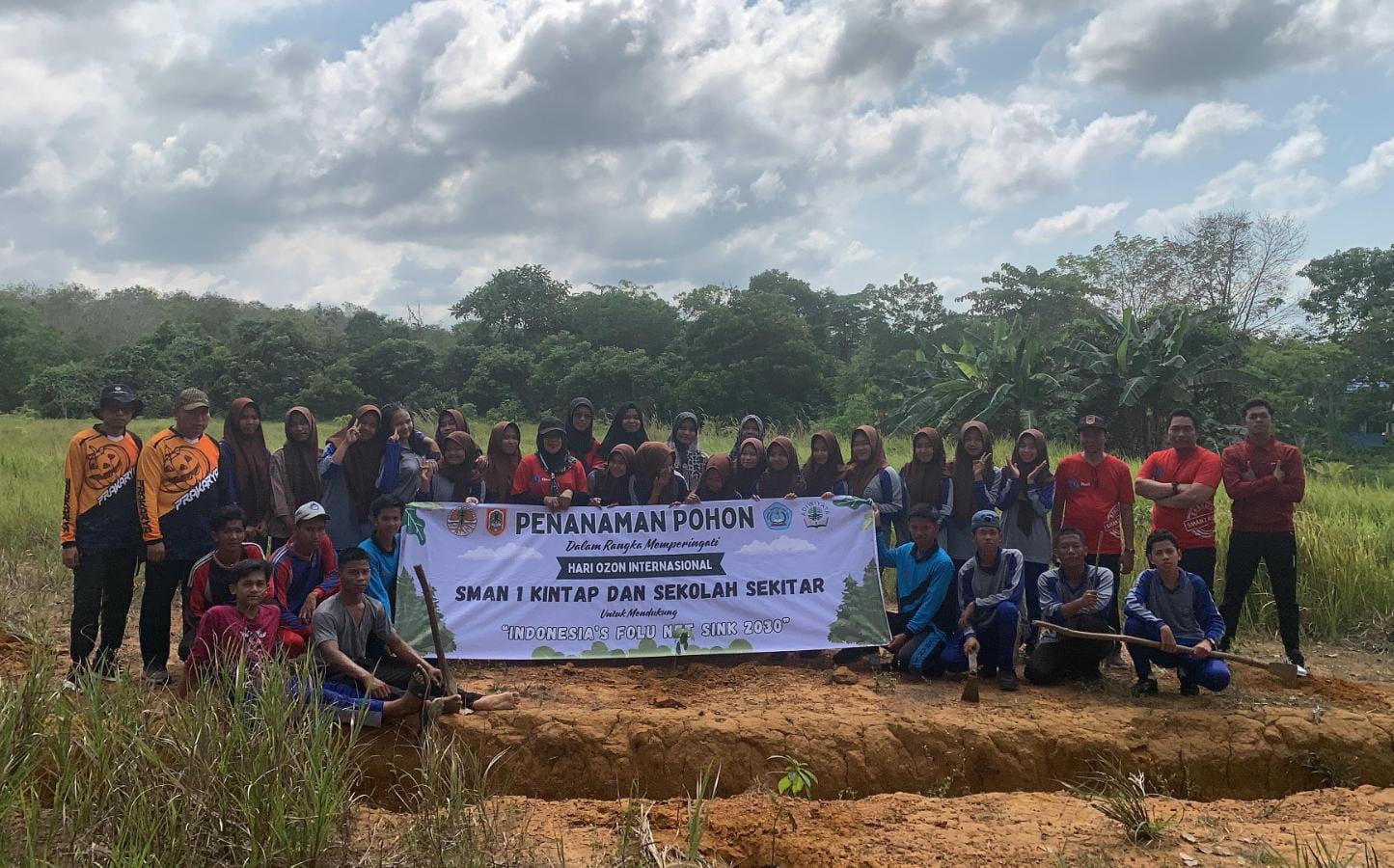 Dalam rangka memperingati Hari Ozon Internasional 2024, SMAN 1 Kintap menginisiasi kegiatan penanaman pohon di lingkungan SMAN 2 Kintap, Jumat (20/9/2024). Foto: SMAN 1 Kintap