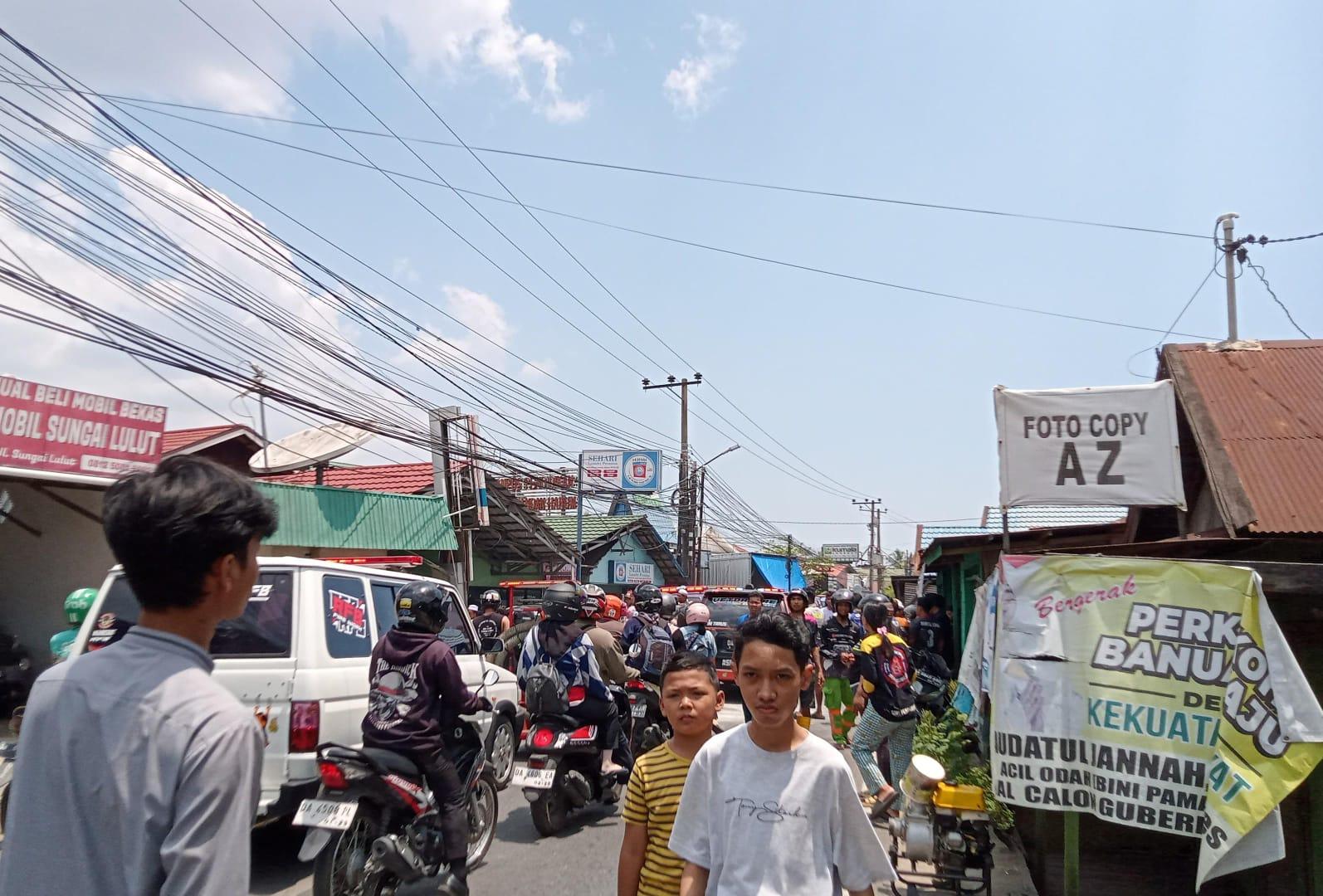 Kemacetan akibat sebuah mobil Barisan Pemadam Kebakaran terbalik di ruas Jalan Sungai Lulut, Jumat (20/9/24). Foto: Devi/lenterakalimantan.com