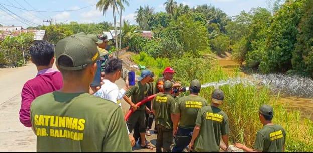 Jajaran Linmas Desa Juai saat melaksanakan praktek lapangan, guna belajar menggunakan alat pemadam dan APAR. Foto: BPBD Balangan