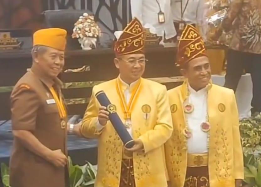 Walikota Banjarmasin, H. Ibnu Sina didampingi Wakil Walikota Banjarmasin, H. Arifin Noor dianugerahi Bintang LVRI dalam agenda Rapat Paripurna yang berlangsung di ruang rapat DPRD Kota Banjarmasin, Sabtu (21/9/24). Foto: @ibnusina