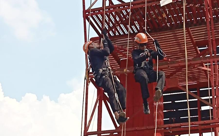 Anggota Satgas PP Kwarcab Tanbu saat mengikuti Diklat Vertical Rescue di Kantor Basarnas Banjarmasin. Foto: Muis untuk lenterakalimantan.com