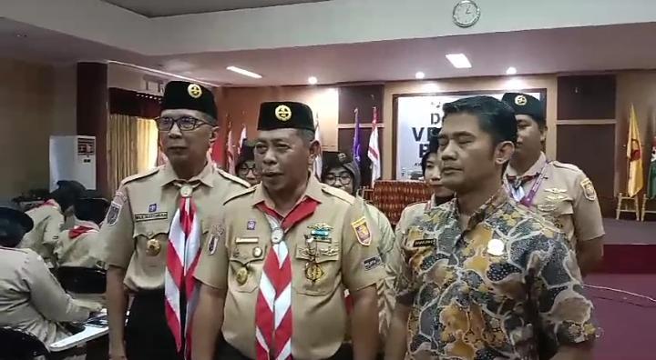 Wakil Ketua Orgakum, H. Rusli, yang mewakili Ketua Kwarda Kalsel, H. Raudatul Jannah, didampingi sekretaris dan Ketua Dewan Kehormatan di Kantor Kwarda Kalsel saat membuka secara resmi Diklat Vertical Rescue di Kantor Kwarda Kalsel