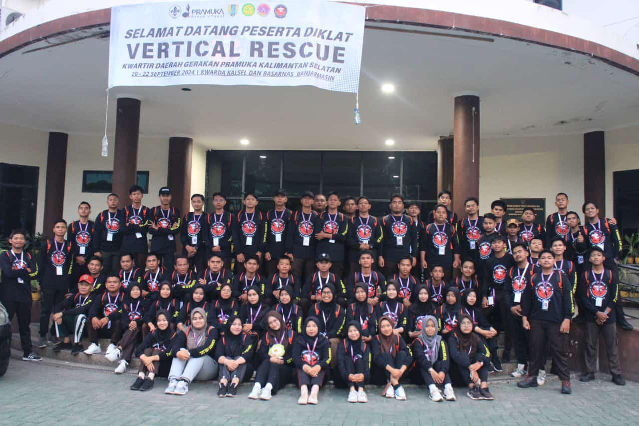 Moment Peserta  Diklat Vertical Rescue dari Satgas PP Sekalsel saat Foto bersama di lobi Kantor Kwarda Kalsel