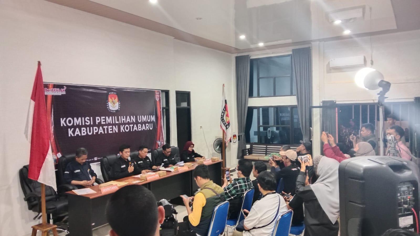 Ketua KPU Kotabaru bersama komisioner menyampaikan penetapan paslon bupati dan wakil bupati Kotabaru saat jumpa pers awak media di gedung KPU setempat. Foto: Putri Terluka/lenterakalimantan.com