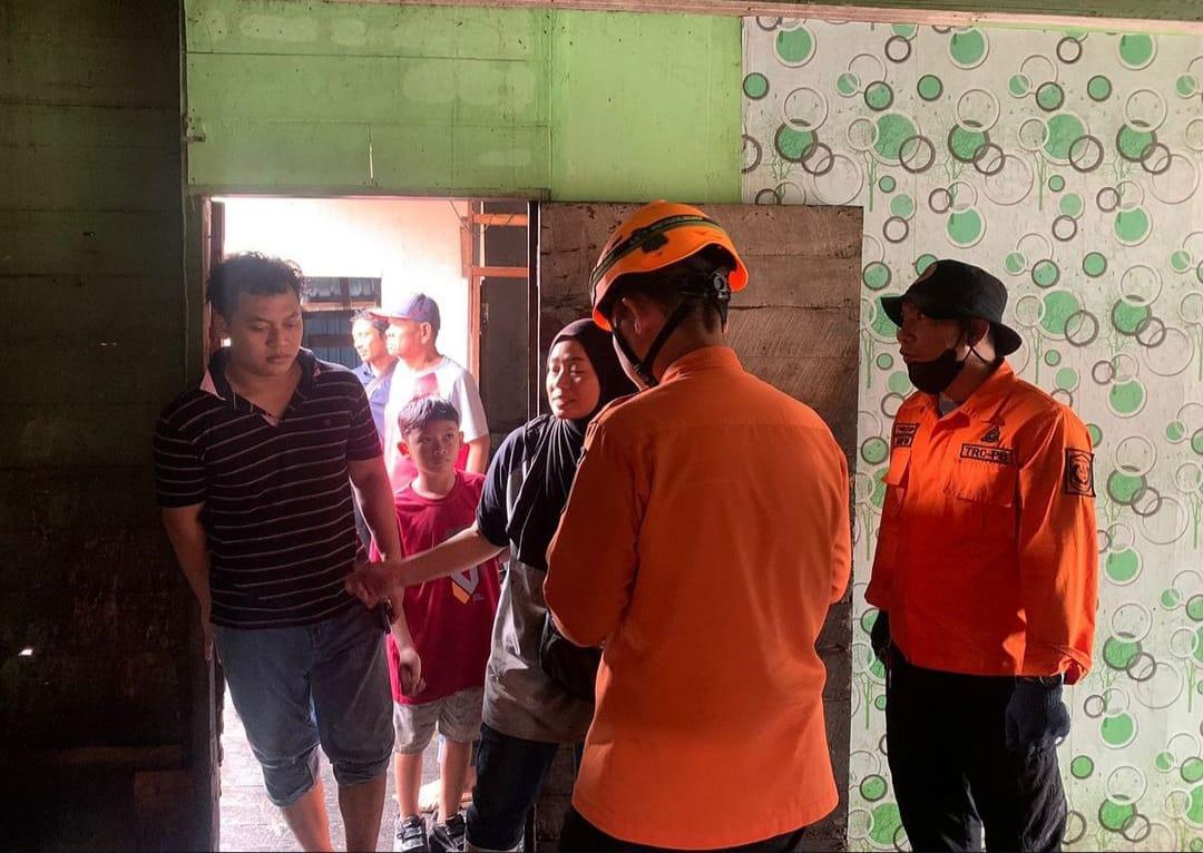 Anggota BPBD Kota Banjarmasin lakukan pendataan rumah yang terdampak. Foto: Humas BPBD Kota Banjarmasin
