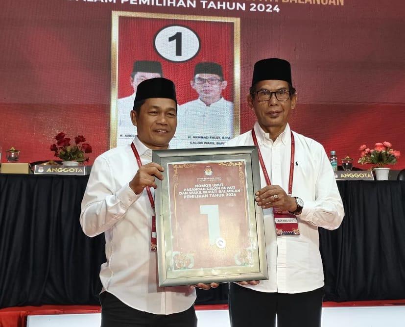 Dari hasil pengundian paslon bupati dan wakil bupati Balangan, Abdul Hadi dan Akhmad Fauzi memperlihatkan nomor urut satu, di Pilkada 2024, Balangan. Foto: Windi/lenterakalimantan.com
