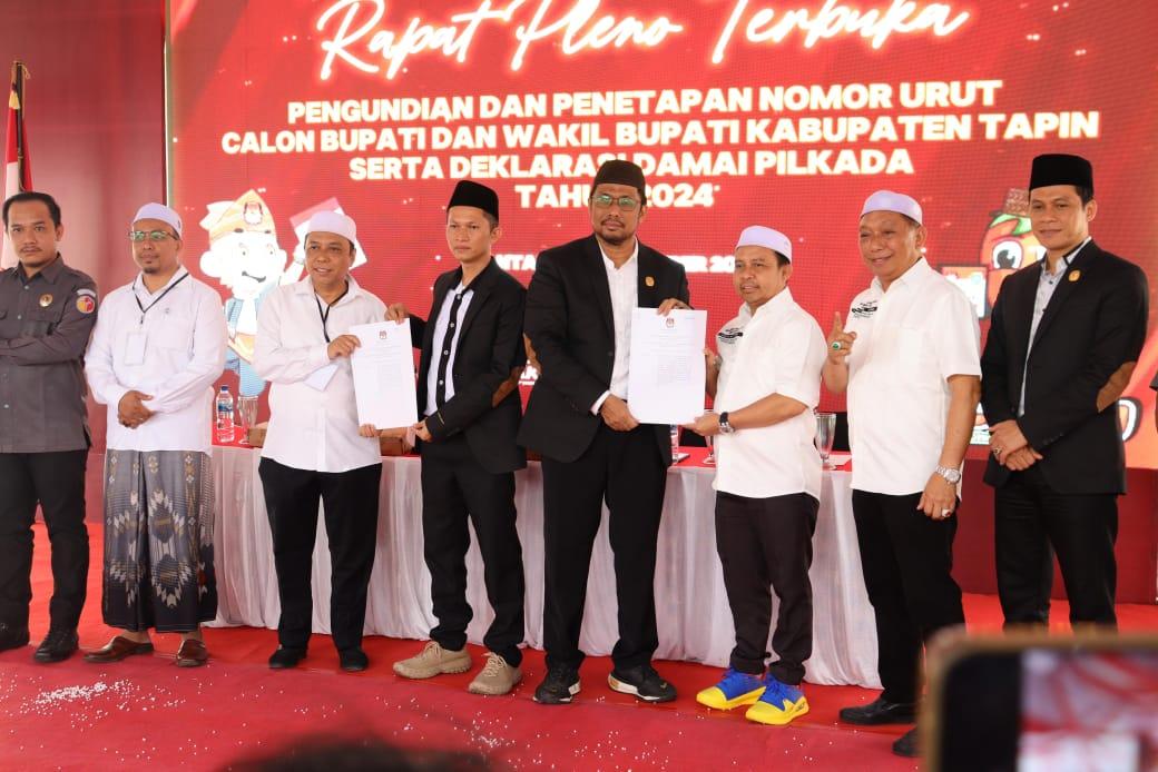 Komisi Pemilihan Umum (KPU) Kabupaten Tapin menggelar rapat pleno terbuka untuk pengundian dan penetapan nomor urut calon bupati dan wakil bupati Tapin serta deklarasi damai Pilkada 2024, Senin (23/09/24).
