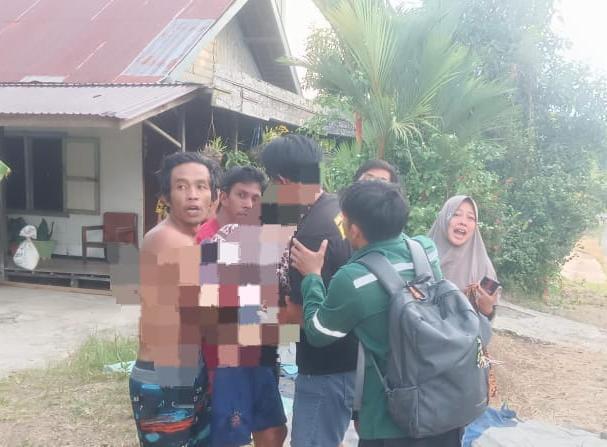 Warga sekitar berhasil menemukan jasad Rahmiati yang tenggelam usai berhasil menyelamatkan temannya. Foto: Humas Polres Tabalong