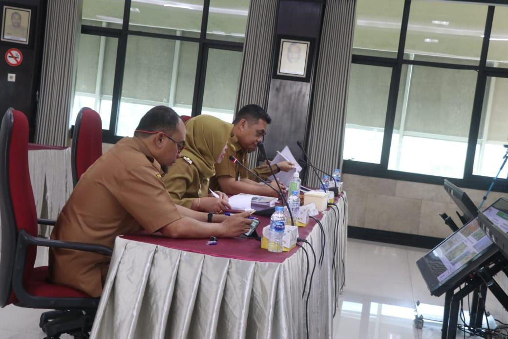 Pj Bupati Tabalong, Hj Hamida Munawarah didampingi Asisten Setda Tabalong. Foto: Diskominfo Tabalong.