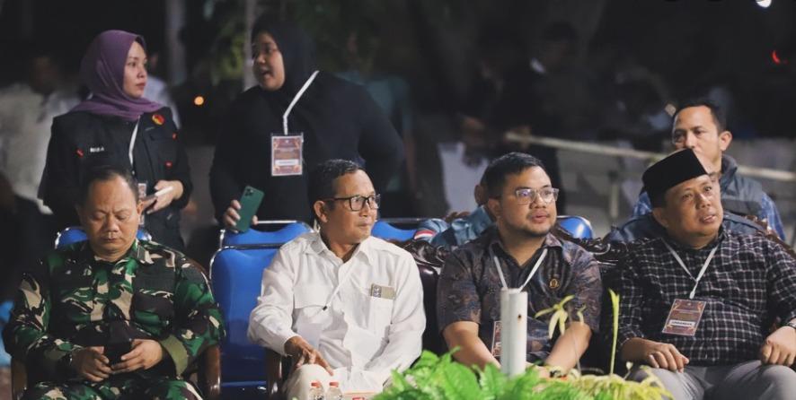 Ketua sementara DPRD Tala, H Kahiril Anwar (memakai baju putih) hadiri pencabutan nomor urut calon Bupati dan Wakil Bupati Tala. Foto: Kiriman