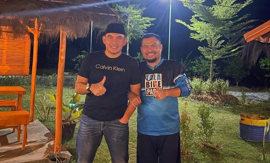 Calon bupati Tanah Laut Haji Rahmat Trianto berfoto dengan Ketua NasDem Tala Abdi Rahman. Foto: Tim Pemenangan RaZa