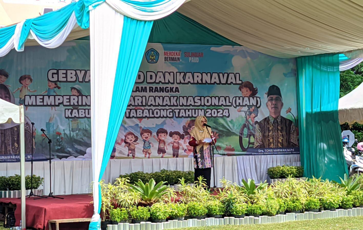 Pj Bupati Tabalong, Hj Hamida Munawarah memberikan arahannya pada acara Gebyar PAUD dan Karnaval dalam peringatan HAN ke-40. Foto: JM/lenterakalimantan.com