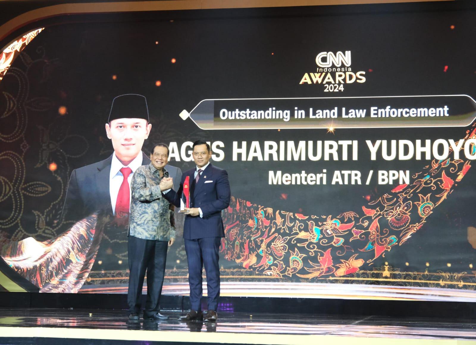 Meteri ATR/BPN, Agus Harimurti Yudhoyono terima penghargaan Outstanding in Land Law Enforcement. Foto: Humas Kemeterian ATR/BPN