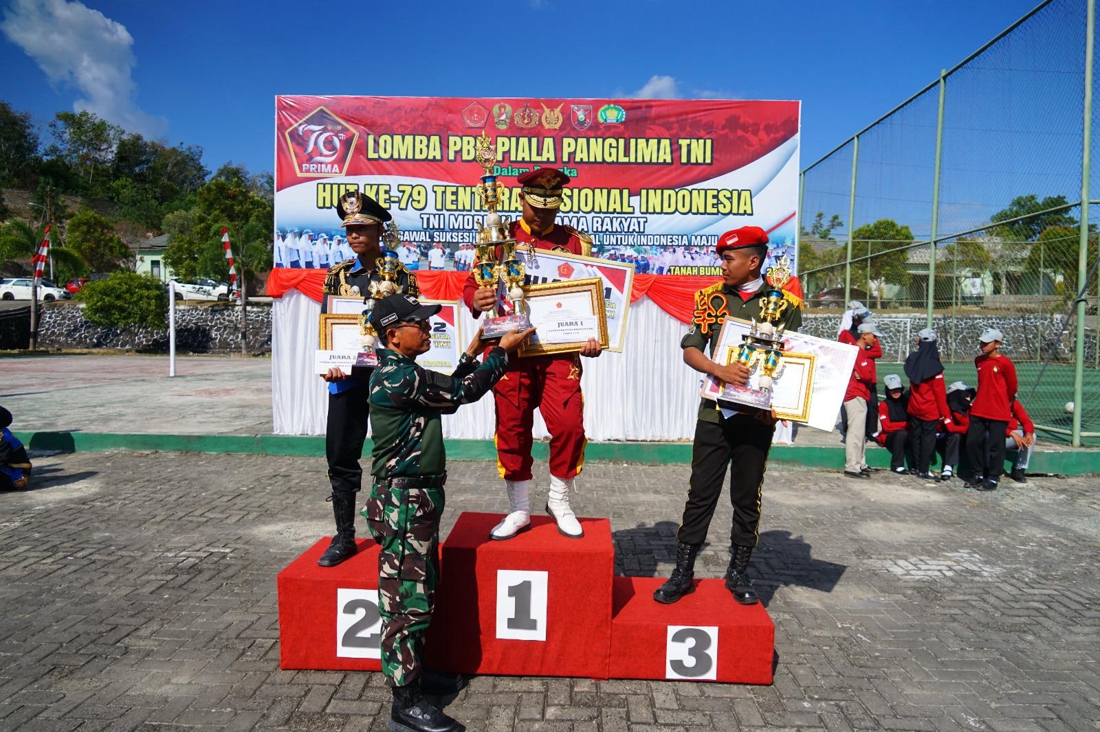 Kapten Inf Wahyono saat meyerahkan Tropy kepada para juara. Foto: Pendim