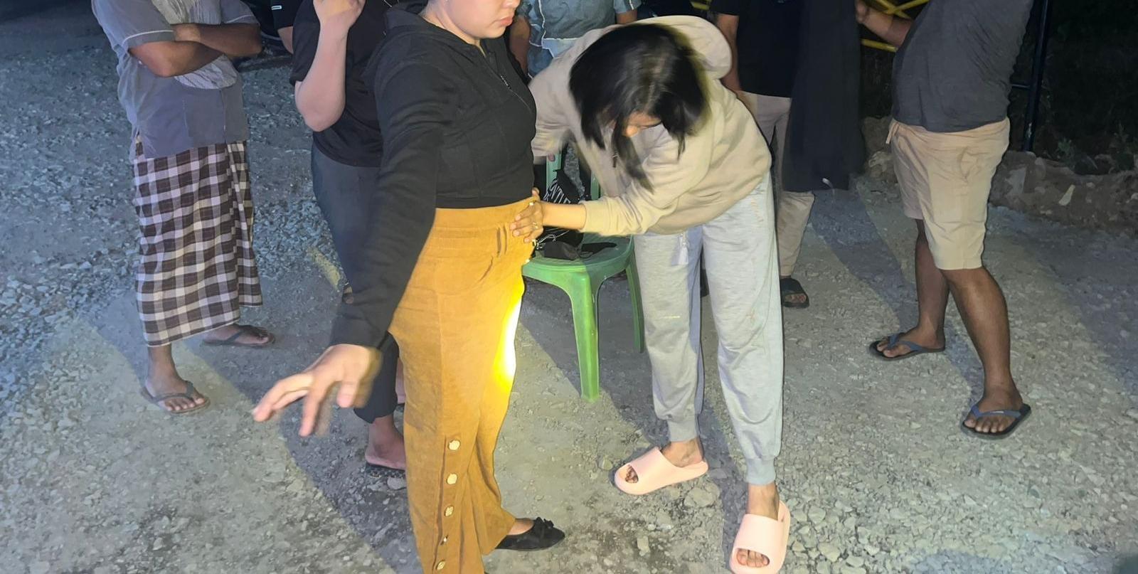 Satuan Resnarkoba Polres Balangan saat melakukan penggeledahan terhadap salah satua perempuan asal HST yang diduga membawa narkotika jenis sabu di Jalan Junjung Buih Paringin, Bakangan baru-baru ini. Foto : Humas Polres Balangan