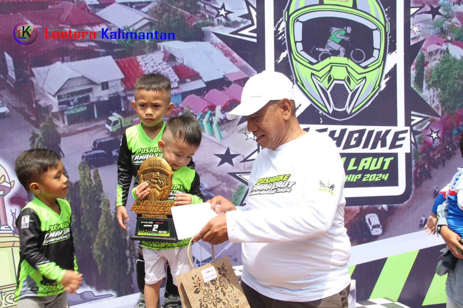 Calon wakil bupati Tanah Laut, Cawabup H Muhammad Zazuli serahkan hadiah lomba Push Bike Tanah Laut Championship 2024. Foto: Asep/lenterakalimantan.com