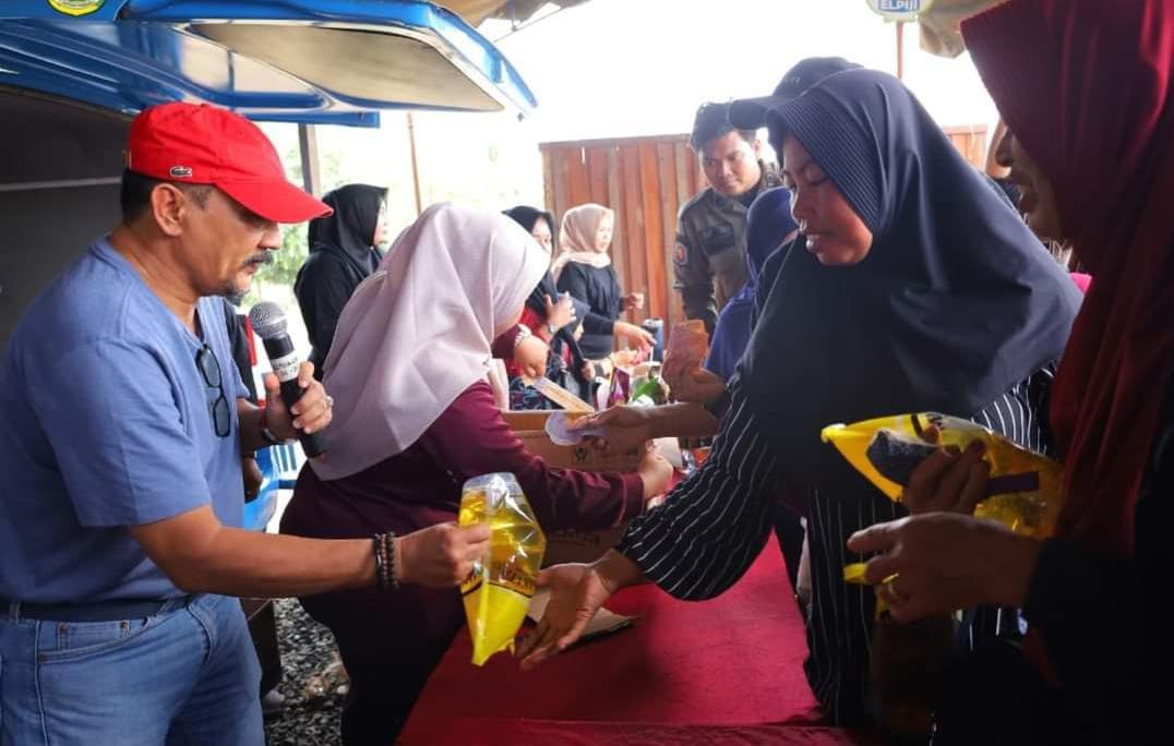 Warga Desa Tambak Karya, Kecamatan Kurau, antusias datang ke pasar murah yang digelar Pemerintah Kabupaten (Pemkab) Tanah Laut (Tala) melalui Dinas Koperasi, Usaha Kecil dan Perdagangan (Diskopdag) setempat, Sabtu (28/9/2024). Foto: Diskominfo Tala