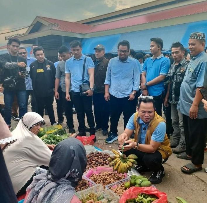 Calon Gubernur nomor 2, Kalimantan Timur Rudy Mas’ud kembali menjalani kampanye dengan blusukan ke Pasar Induk Penyembolun Senaken Jalan Yos Sudarso Tanah Grogot Kabupaten Paser, Minggu (29/9/2024).